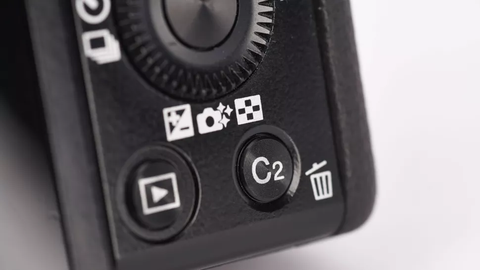 Sony Alpha 6000 Review 6 A Sony siempre le gusta incluir muchas opciones de personalización en sus cámaras, y la A6000 incluye botones C1 y C2 programables en el cuerpo. (