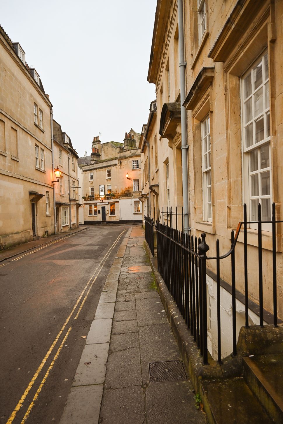 Nikon Z50 Review 8 Capturamos una rara calle tranquila con la Nikon Z50 ajustada a f/4, 1/200seg y ISO 1000.