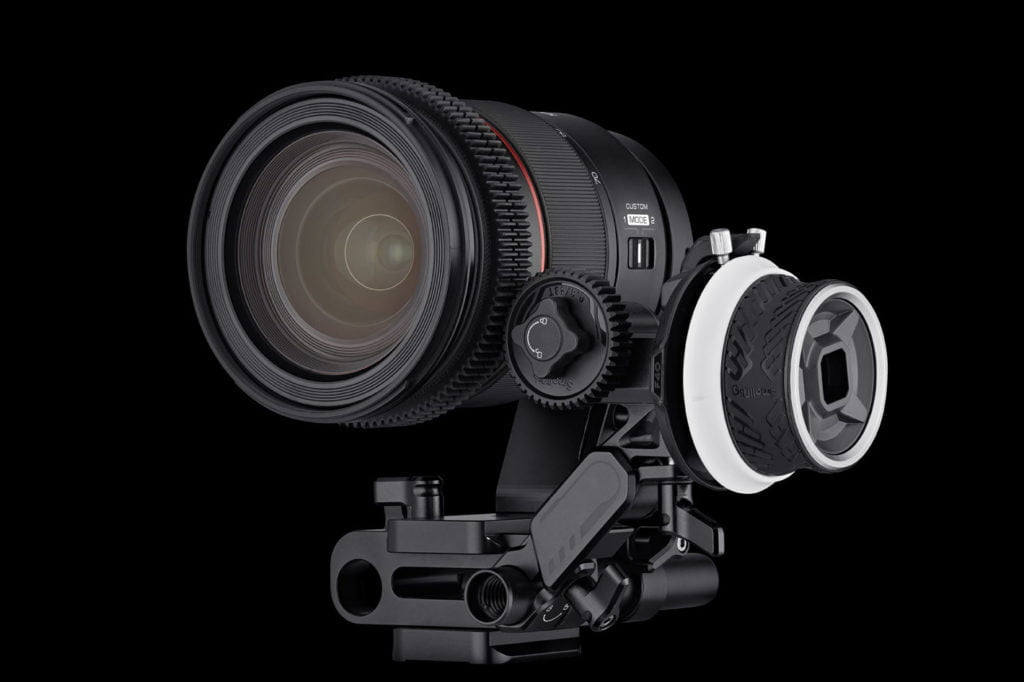 Disponible por separado, el Kit de Cine Samyang para el objetivo incluye el engranaje de enfoque, el enfoque de seguimiento y una montura de trípode.
