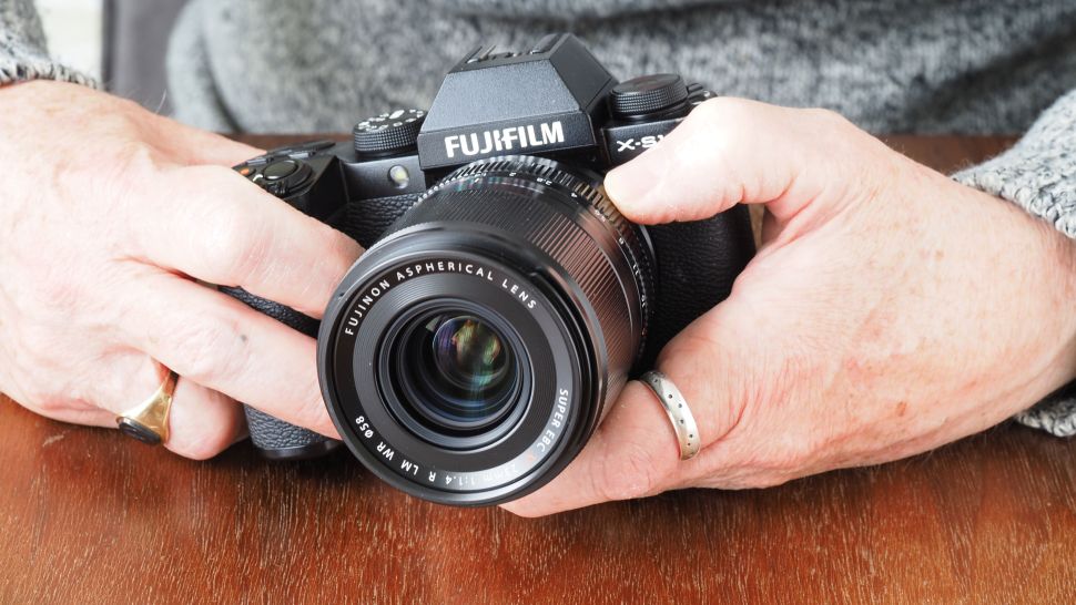 El XF23mm f/1.4 se maneja de forma brillante, pero aunque es ligero, no es especialmente compacto para una óptica APS-C.