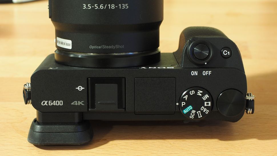 Sony Alpha 6400 Review 6 El cuerpo de la A6400 es un poco más grueso que las versiones anteriores, pero los controles y la disposición no han cambiado desde la A6000.
