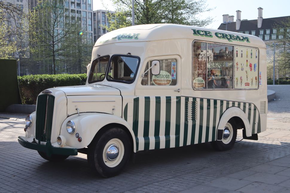 En ocasiones, la EOS M50 sobreexpone los sujetos a contraluz, pero ha captado perfectamente esta furgoneta de helados vintage. 