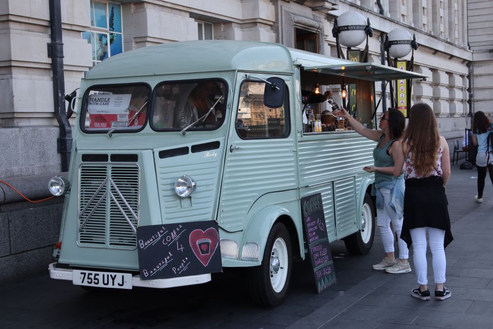 Encontramos que los resultados de la EOS M50 son un poco menos seguros en condiciones de poca luz, donde puede aparecer algo de borrosidad en la imagen.