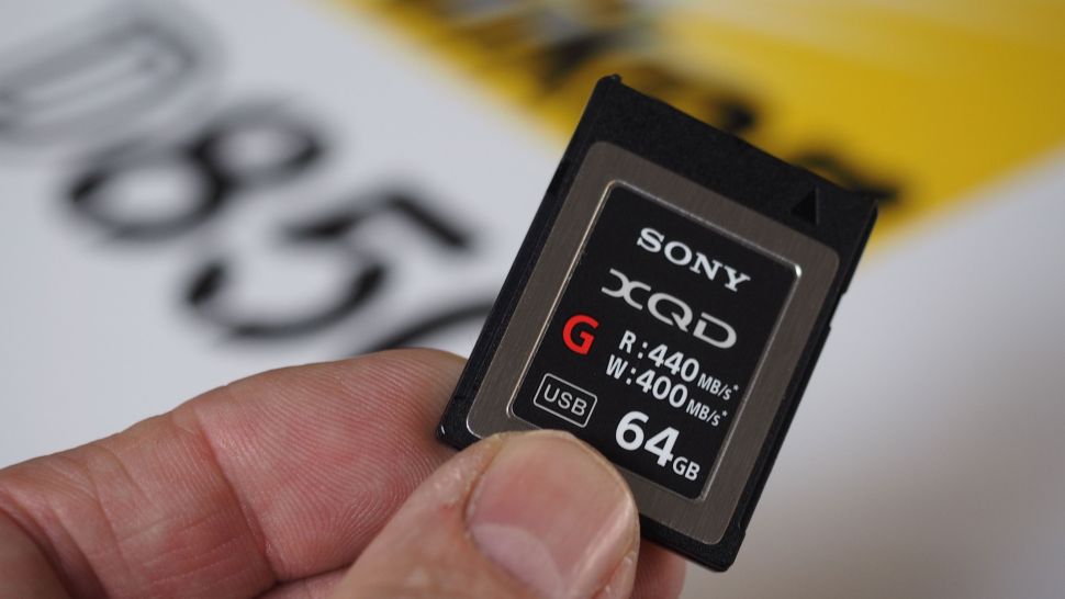 Esta es la tarjeta de memoria que recomienda Nikon; para nuestras pruebas conseguimos una tarjeta Lexar XQD con una velocidad de escritura de 440 MB/s, y este es el tipo de rendimiento que necesitarás para disparar archivos RAW en ráfagas largas.