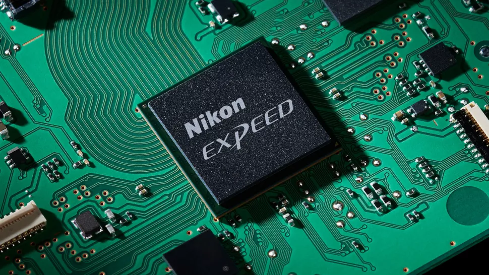 Esta pequeña caja negra es el procesador EXPEED 5 de Nikon, que ayuda a la D850 a capturar imágenes de 45,7 megapíxeles a una velocidad de hasta 9 fotogramas por segundo