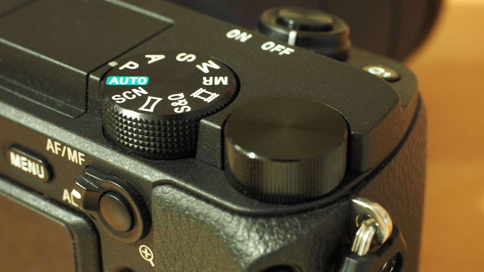 Sony Alpha 6400 Review 7 Hay un dial de control sin marcar junto al dial de modo en la parte superior de la cámara y un segundo dial de control alrededor del selector de cuatro direcciones en la parte posterior de la cámara.