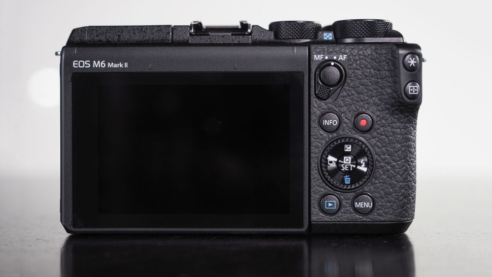 La Canon EOS M6 Mark II incorpora un interruptor para alternar entre el enfoque manual y el automático