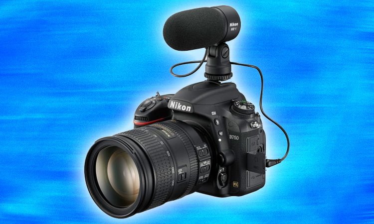 La D750 graba vídeo a 1080p y no a 4K, pero cuenta con una toma de micrófono y otra de auriculares, por lo que es una cámara de vídeo bastante capaz.