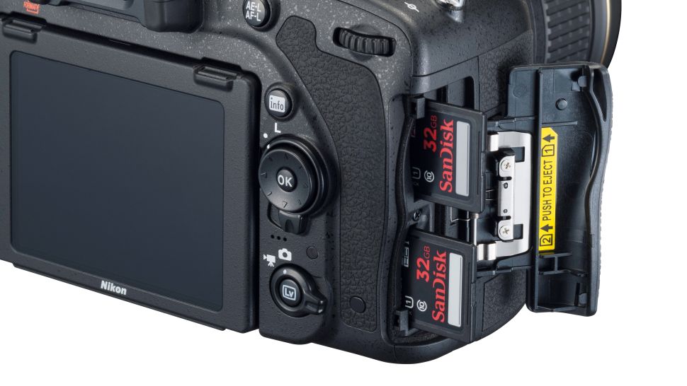 La D750 viene con dos ranuras para tarjetas SD. Son UHS I en lugar de UHS II, pero eso está bien en una cámara de 24 MP que graba vídeo a 1080p