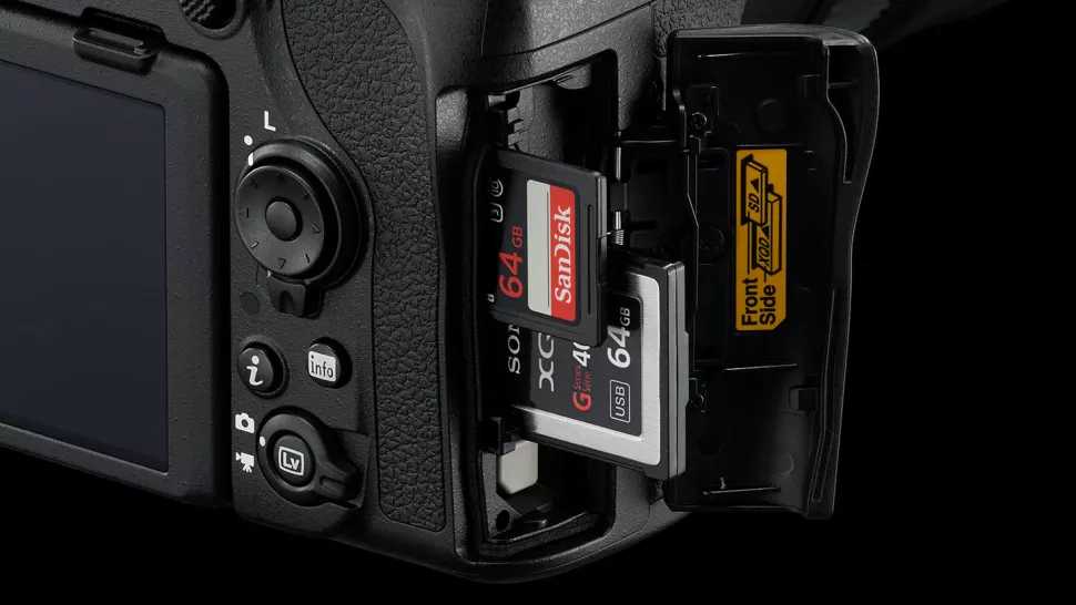 La D850 viene con dos ranuras para tarjetas de memoria rápidas una XQD y otra SD UHS-II