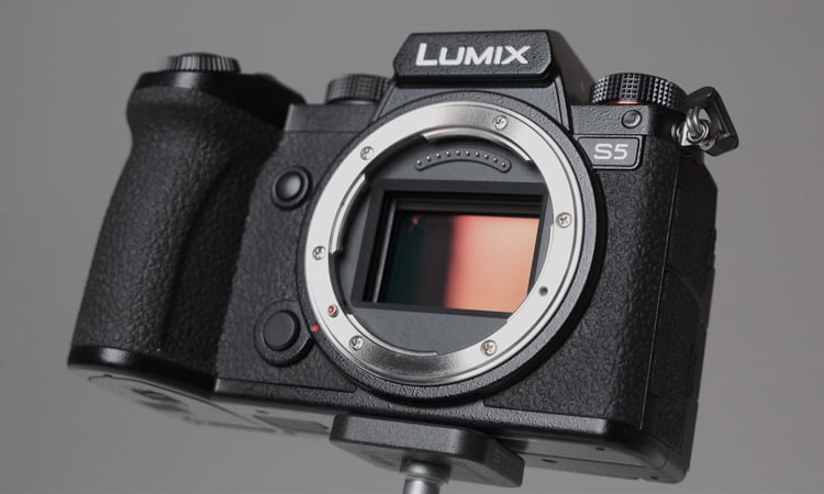 La Lumix S5 tiene un sensor full frame que duplica la anchura y la altura del de la GH5 II; en principio, esto debería proporcionar un menor ruido a ISOs altos y un mejor rango dinámico