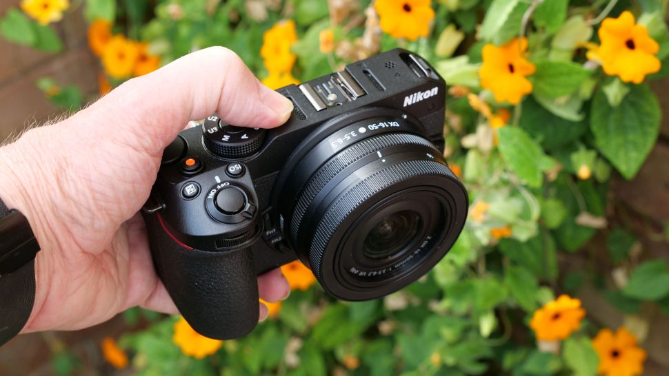 Nikon Z30 Review 4 La Nikon Z30 está muy bien hecha para su precio, y el objetivo del kit 16-50mm se retrae hasta casi el tamaño de un objetivo pancake.