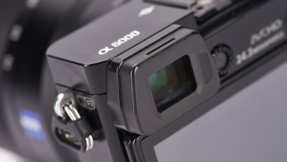 Sony Alpha 6000 Review 7 La Sony A6000 tiene un visor electrónico integrado, algo que muchos de sus rivales no tienen. Y tampoco es uno de esos molestos visores emergentes que tienen las cámaras de la serie RX100.
