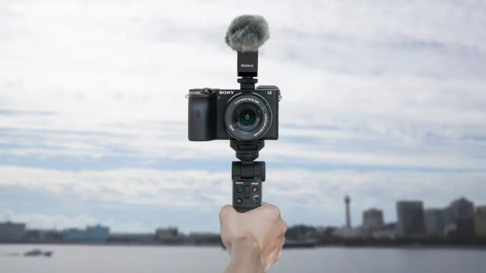 La Sony A6600 es el nuevo buque insignia, que se muestra aquí montada en una empuñadura Sony GP-VPT2BT.
