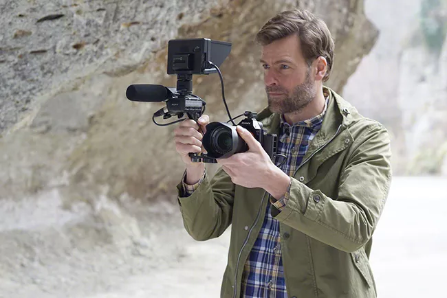 La Sony A7 II (arriba) era una opción creíble para la grabación de vídeo, pero carecía de la opción de grabar en 4K. La nueva versión A7 III tiene ambas opciones, al igual que las otras dos cámaras.