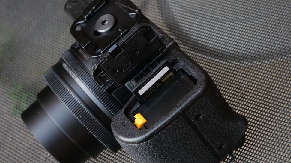 Nikon Z30 Review 6 La batería y la tarjeta de memoria viven en la base, pero la puerta está bien alejada de la toma del trípode y no está cubierta por una placa QR si está instalada.