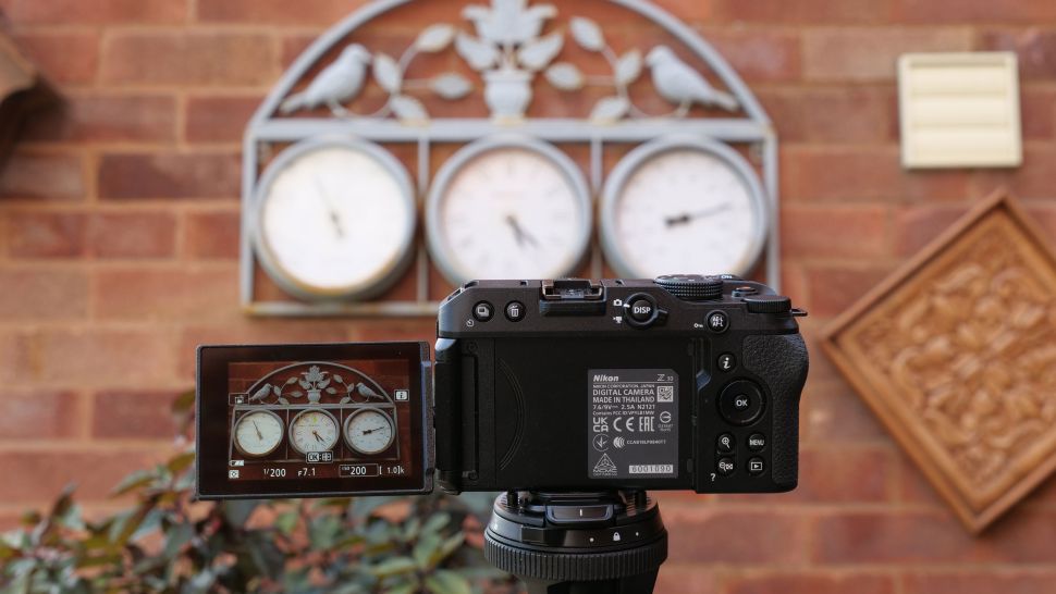 Nikon Z30 Review 8 La pantalla abatible de ángulo variable es realmente útil, y apunta a las características de esta cámara centradas en el vídeo.