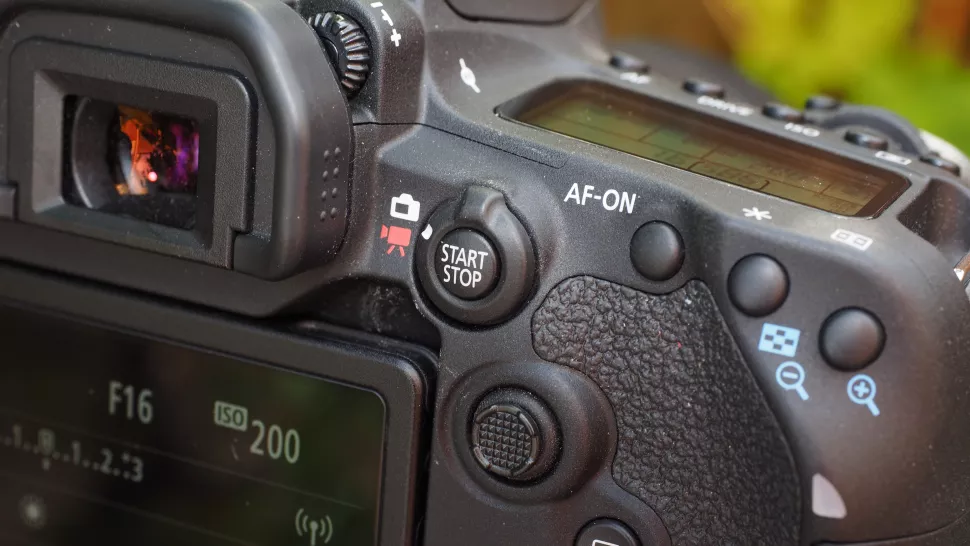 Canon EOS 90D Review 6 La parte trasera de la cámara tiene un prominente botón de visualización en vivo con una palanca de fotos/vídeo alrededor de la parte exterior, y justo debajo hay un nuevo controlador de joystick.