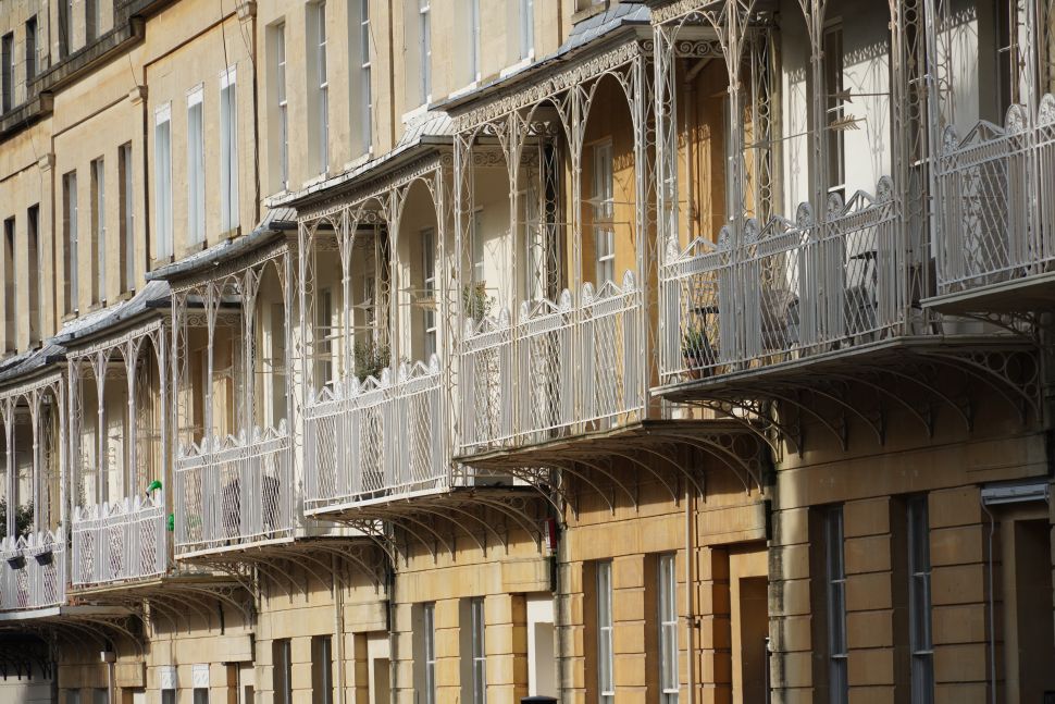 Sony Alpha 6400 Review 14 Las líneas en esta toma de largo alcance parecen bastante rectas, pero si se deja sin corregir, el objetivo 18-135mm muestra una enorme distorsión de barril en el extremo ancho del rango del zoom.