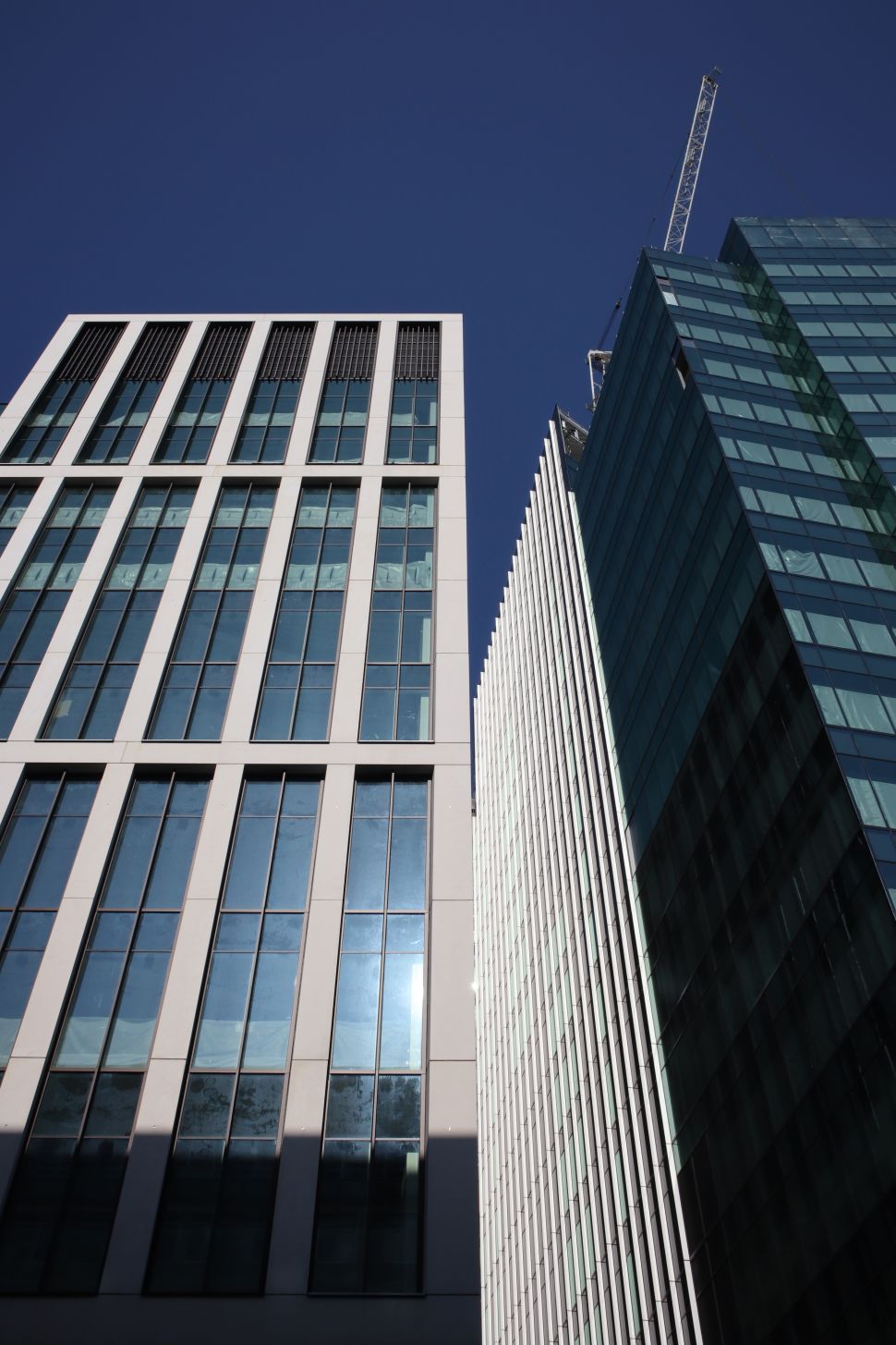 Las líneas rectas se reproducen muy bien gracias a la función interna de corrección de la lente de la cámara, aunque se aprecian algunas franjas de color en los bordes del encuadre.