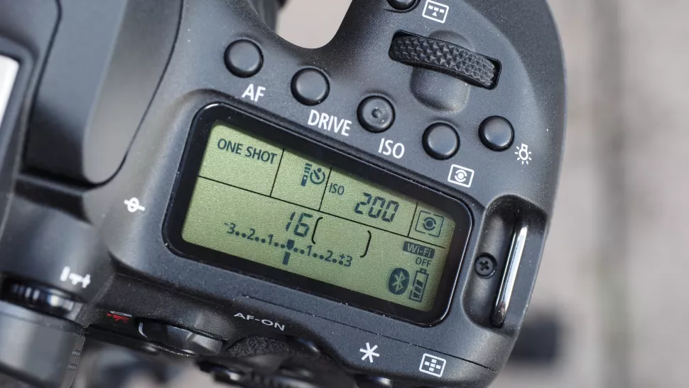 Canon EOS 90D Review 4 Los controles de la EOS 90D son excelentes. Delante del panel superior de las estatuas hay botones para cambiar el modo AF, el modo de conducción, el ISO y el patrón de medición.