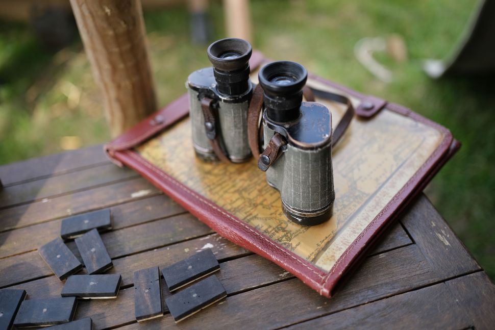 No necesitaba fotografiar estos prismáticos vintage a f/1,4, pero el uso de una apertura amplia ha dado a la toma un aspecto realmente bonito. 