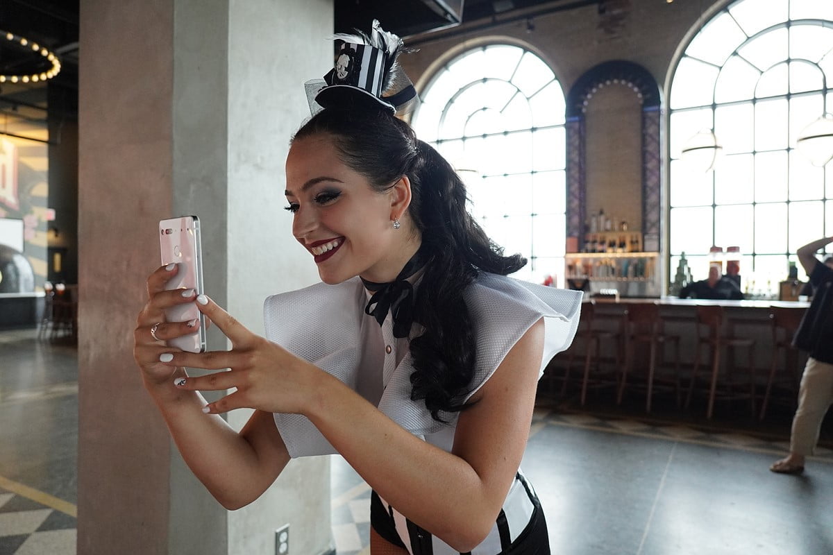 Sony a6100 + Sony E 16-55mm F2.8 G a 16mm 1-500seg f2.8 ISO 2000