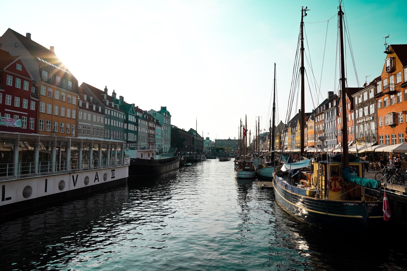 Sony a6100 + Sony E 16-55mm F2.8 G a 16mm f8 1-320seg ISO 100