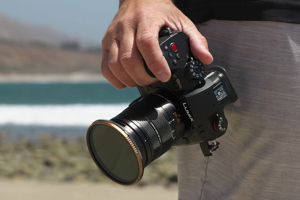 Sorprendentemente, dado su sensor más pequeño, la Lumix GH5 II es en realidad ligeramente más grande que la S5. Sin embargo, esto se compensa rápidamente con sus objetivos más pequeños y ligeros.