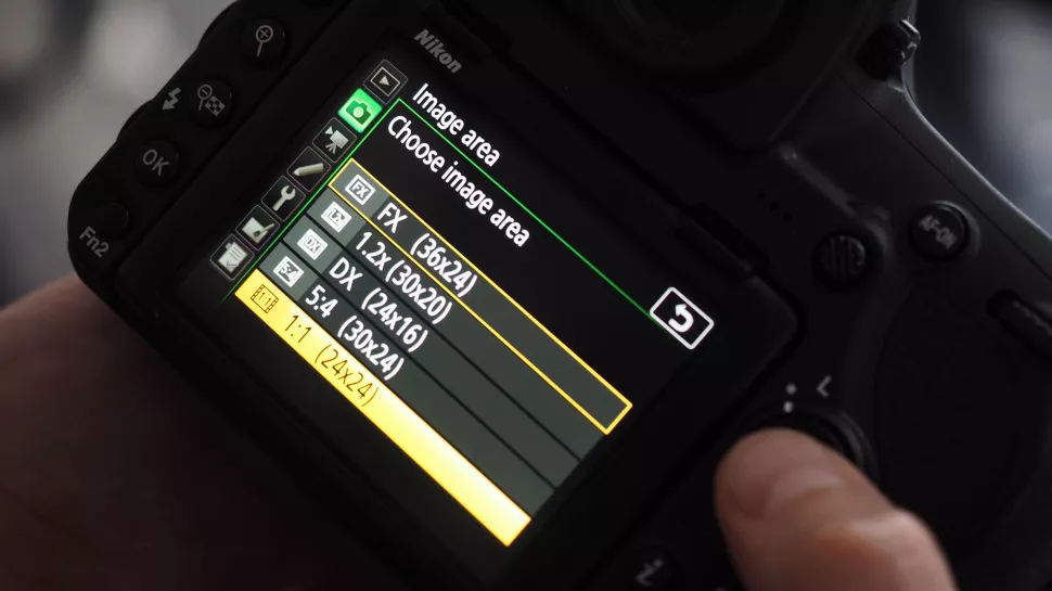 También puedes elegir la relación de aspecto, que incluye el fotograma completo (FX), el modo de recorte 1,2x, el formato DX, el 5:4 o el nuevo modo 1:1 (cuadrado)