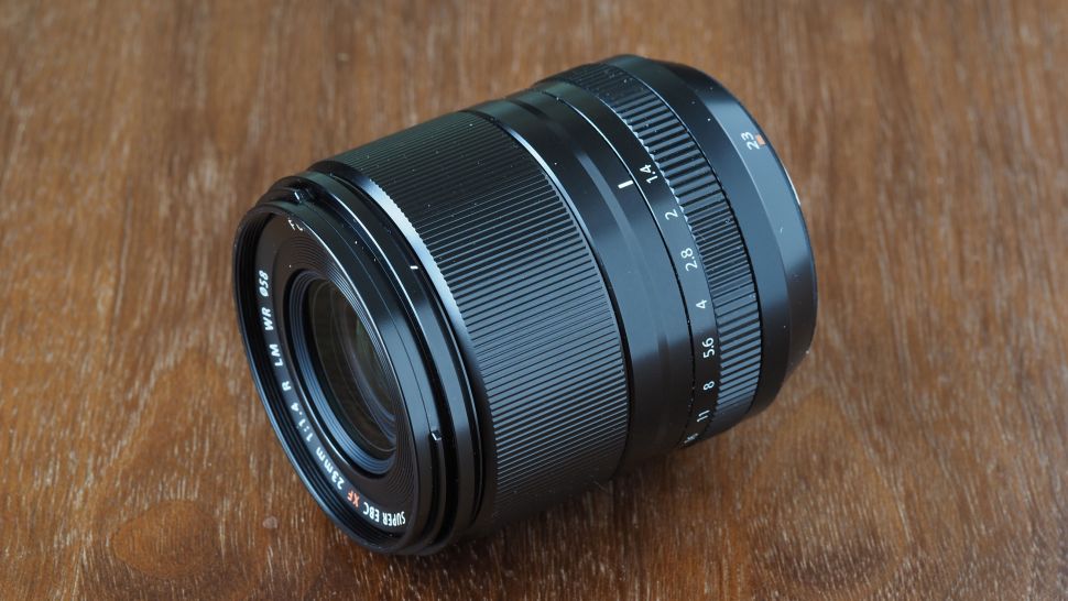 Tiene motores lineales y resistencia a la intemperie, pero el XF 23mm f/1.4 no tiene una escala de distancia de enfoque ni marcas de profundidad de campo.