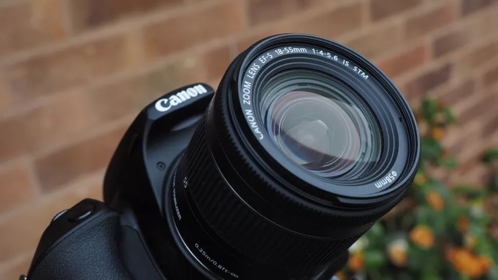 Tenga cuidado con los paquetes de objetivos más baratos que ofrecen algunos minoristas: el objetivo Canon 18-55 mm f/4-5,6 IS STM es el mejor objetivo del kit para esta cámara.
